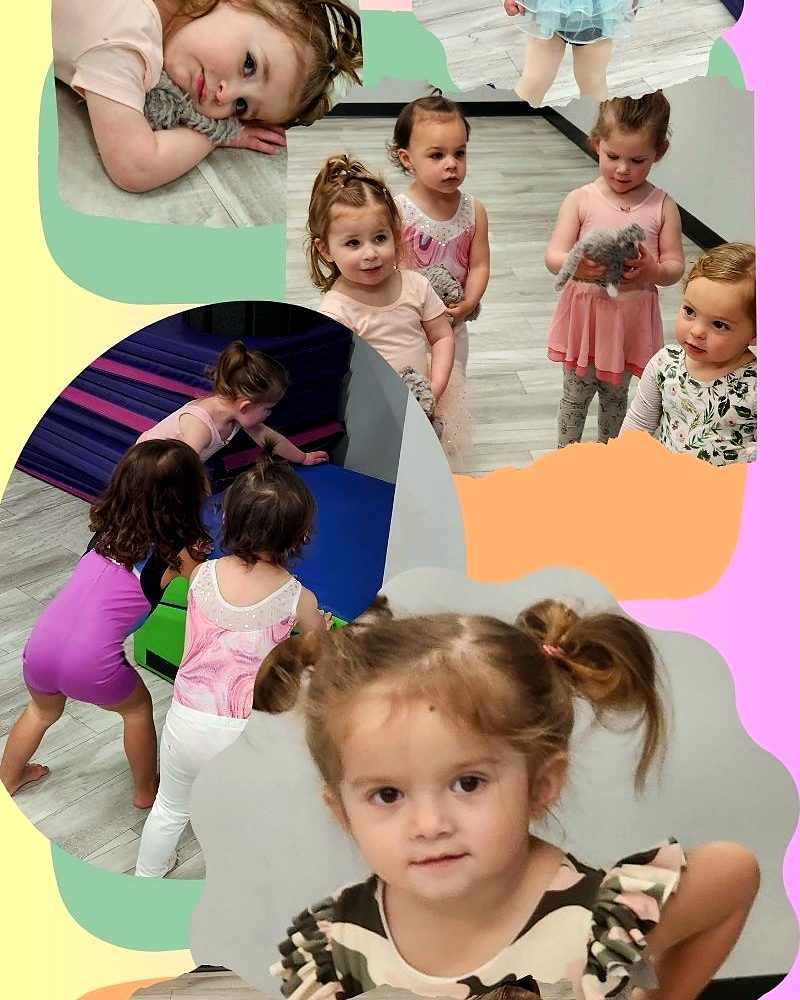 Toddlers and parents in Minis in Motion class